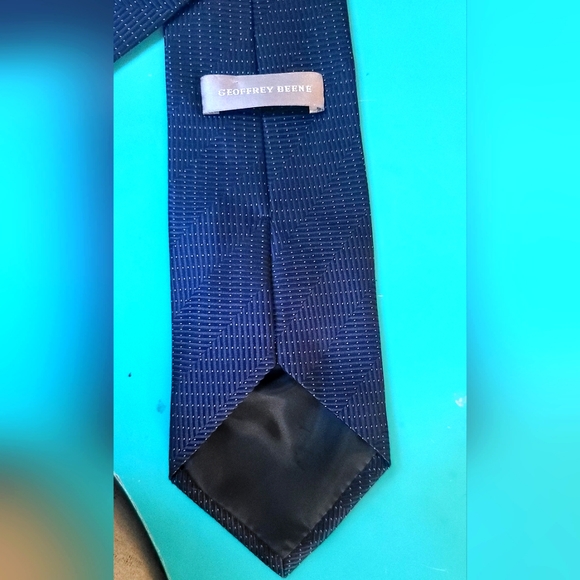 Geoffrey Beene Other - Geoffrey Beene GORGEOUS dark blue silk tie